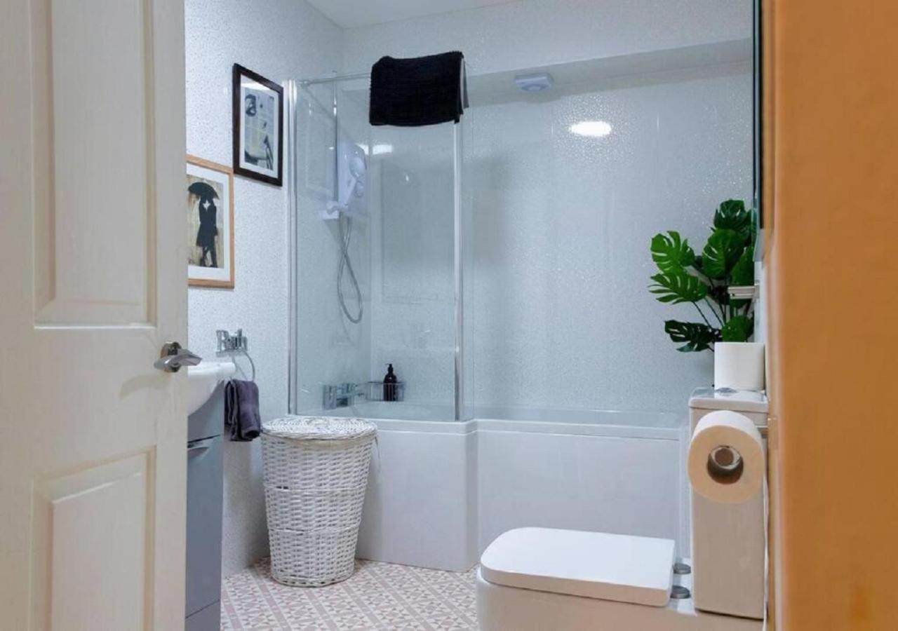 Pelican-Stylish 2-Bed Apartment Close To Beach & Town Scarborough Zewnętrze zdjęcie