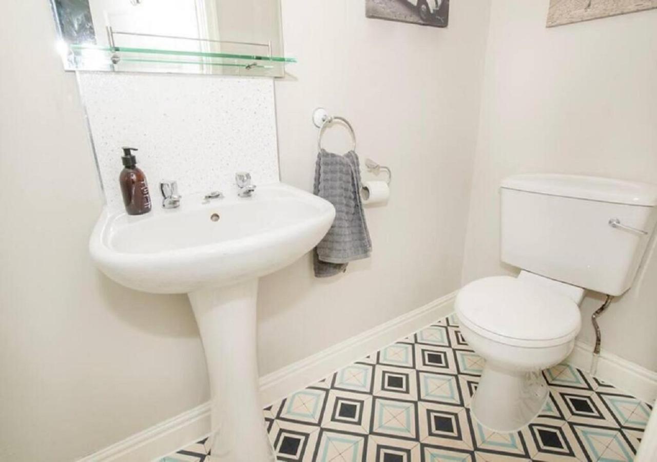 Pelican-Stylish 2-Bed Apartment Close To Beach & Town Scarborough Zewnętrze zdjęcie